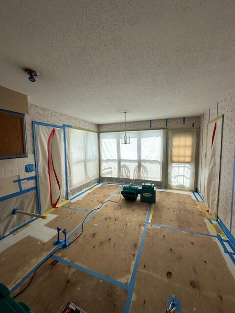emergency-water-cleanup-st-charles-mo-water-damage-containment-and-air-movers-drying-affected-room